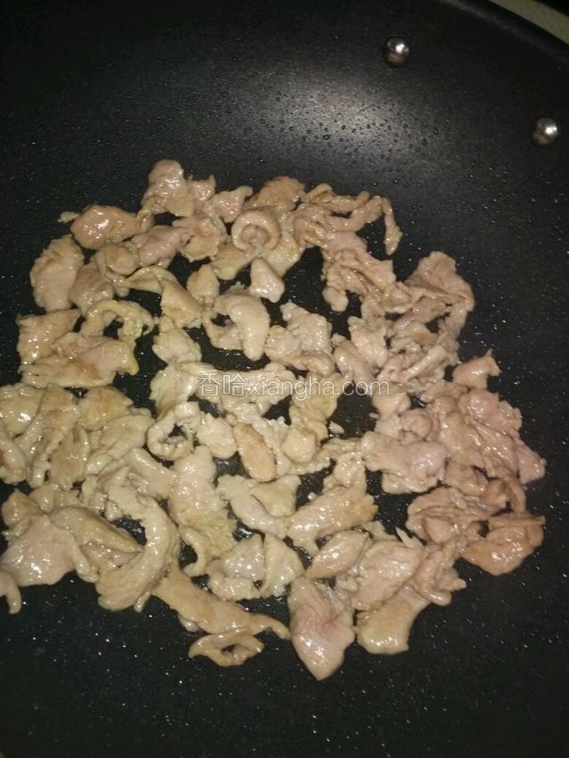 热锅放油，下瘦肉翻炒至八成熟