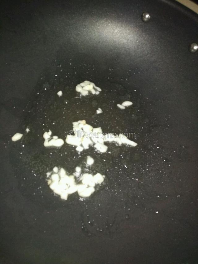 重新洗锅热油，下大蒜爆香