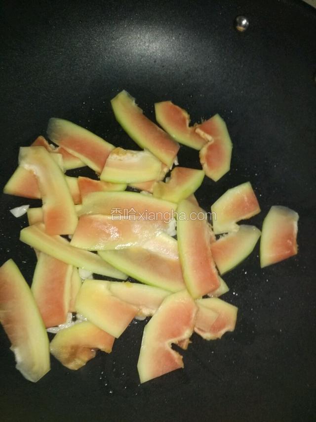 再下木瓜炒两三分钟，如果太干就撒一点水