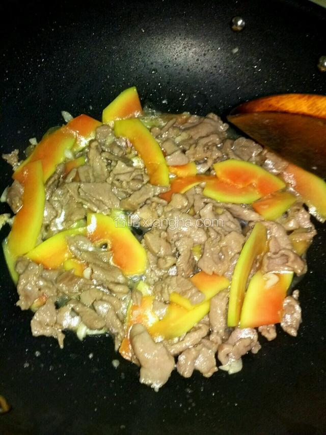 再下瘦肉一起翻炒几下