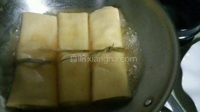 锅中加入适量老汤放入豆腐卷煮开，如果汤中没有盐可以加入适量盐