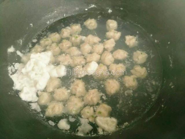煮肉丸的时候会有一层沫沫，不要怕哦，那是蛋液，用勺子盛出来就可以啦。