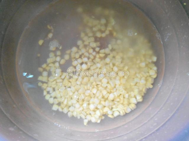 玉米用工具剥下玉米粒，用清水冲洗