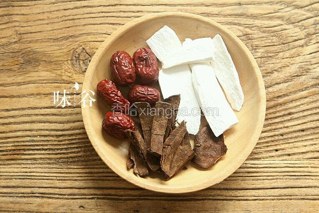 准备好材料，简单清洗一下，灵芝切块。