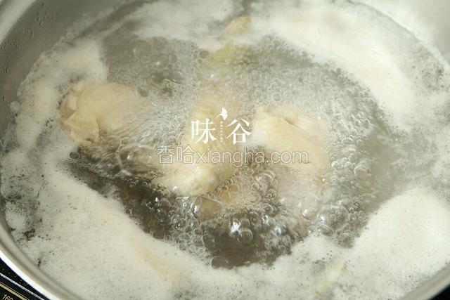 烧开水，把鸡块用水焯一下，可以除去血水、浮油让汤更清更鲜美。 