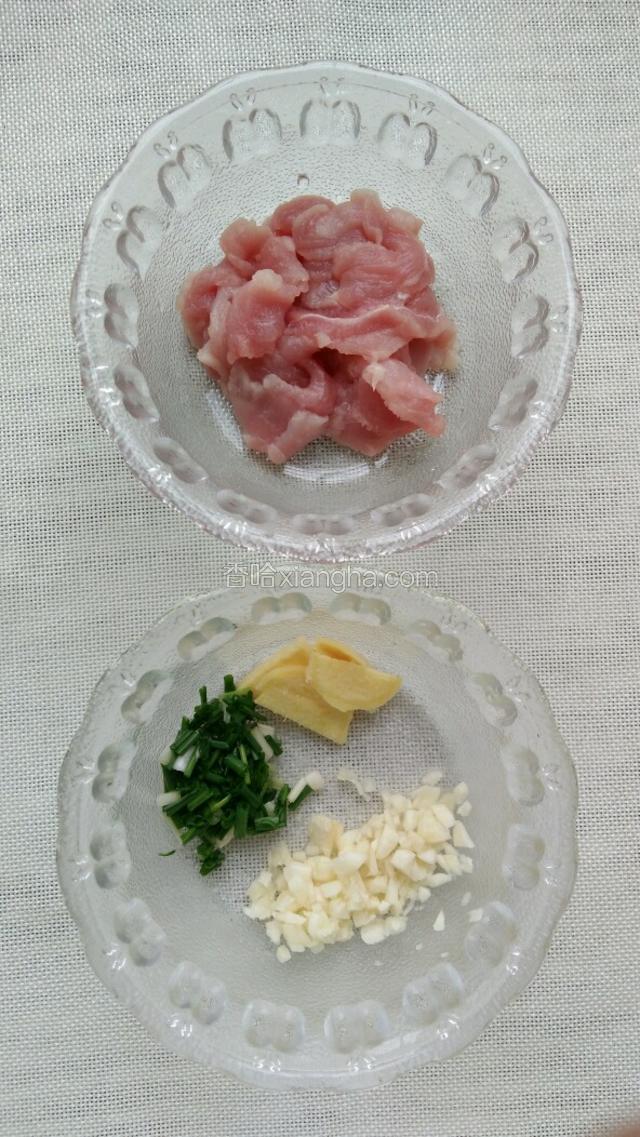  猪肉切片，加适量盐和料酒腌制。
蒜和葱切末，姜切片。