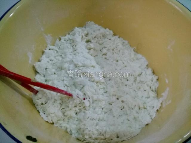 倒水，少量均匀滴加水，用筷子左右划面，尽量划开划散。