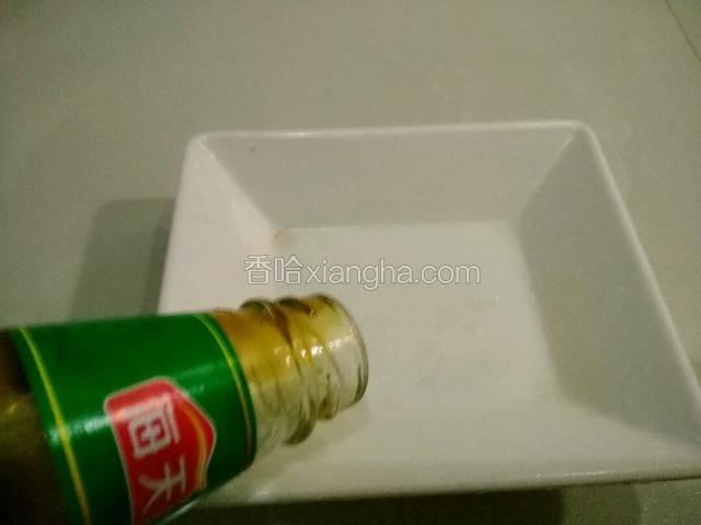 备酱料，小碗里倒少许蚝油，酱油，香油，芝麻酱，海鲜酱。