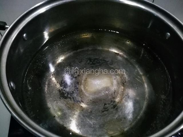 另起锅，添加适量清水。