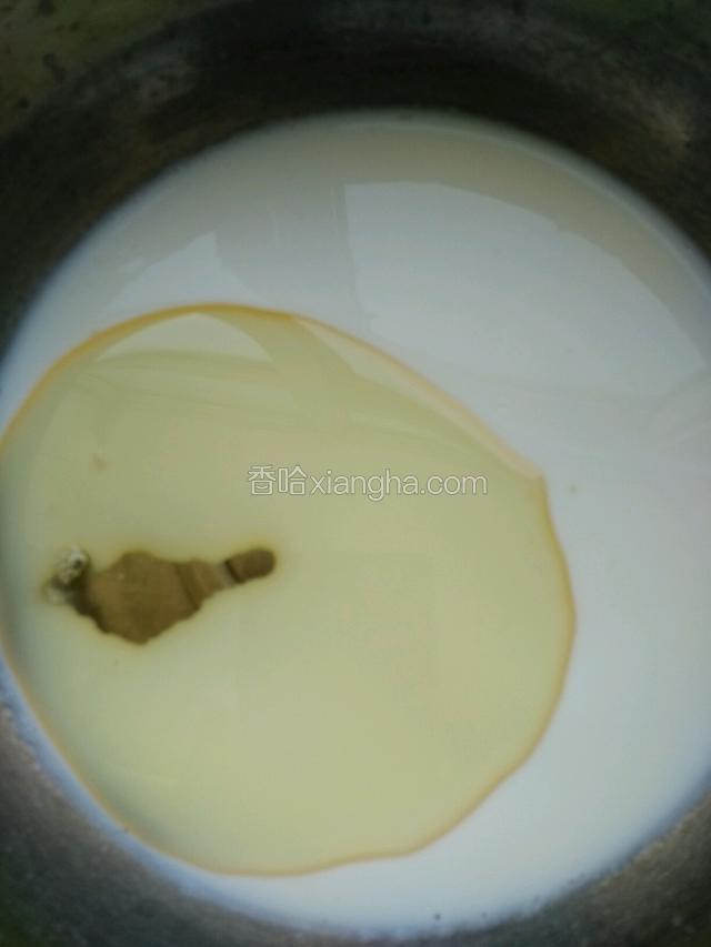 加入玉米油，白糖搅拌均匀
