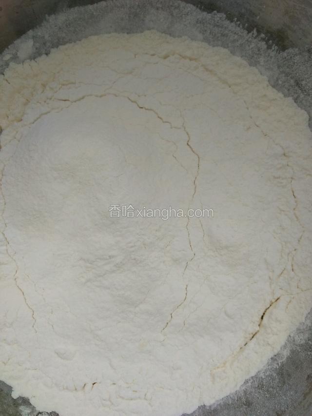 筛入混合了少许泡打粉的面粉