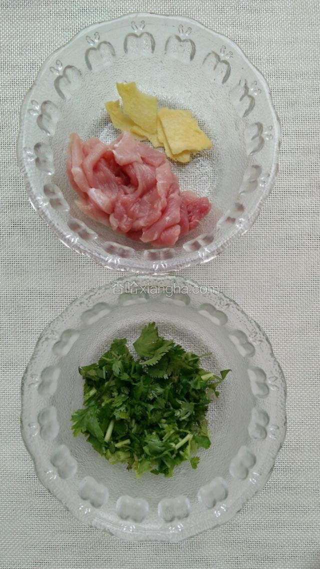 猪肉切片，加适量料酒和盐腌制十分钟。
姜切片，香菜切碎。