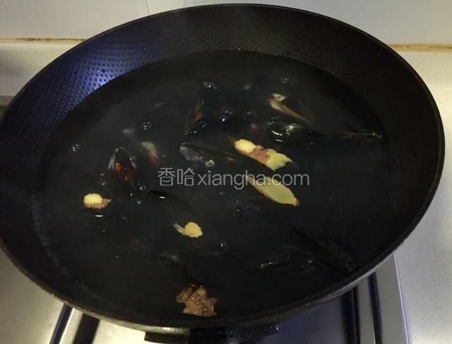 锅中烧水放入淡菜与姜片，煮至淡菜开口即可捞出
