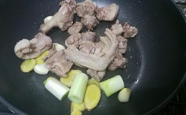 再倒入鸭肉爆炒