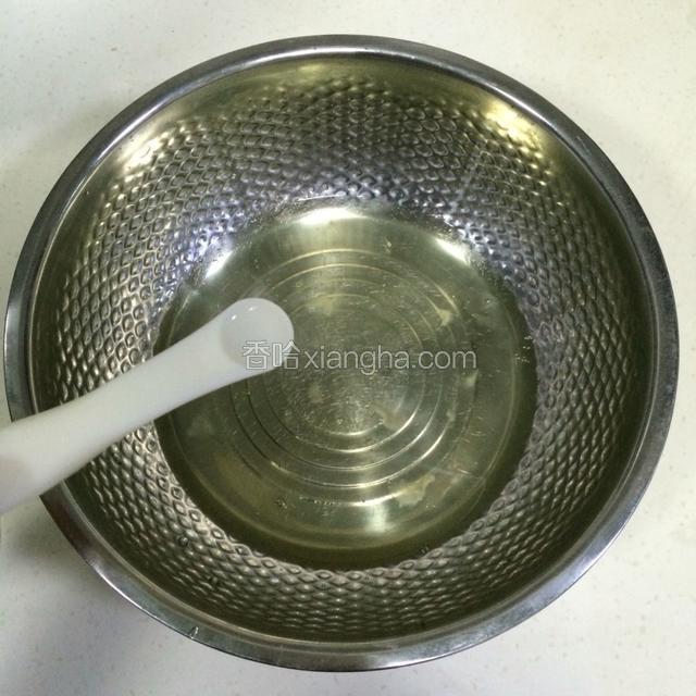 在蛋白内加入一克柠檬汁（或白醋）。
