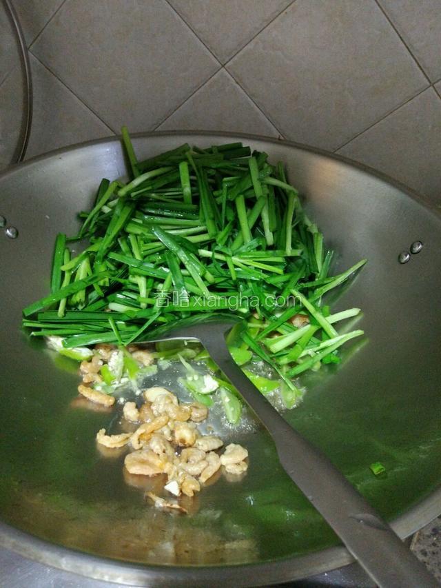 把韭菜放入翻炒！