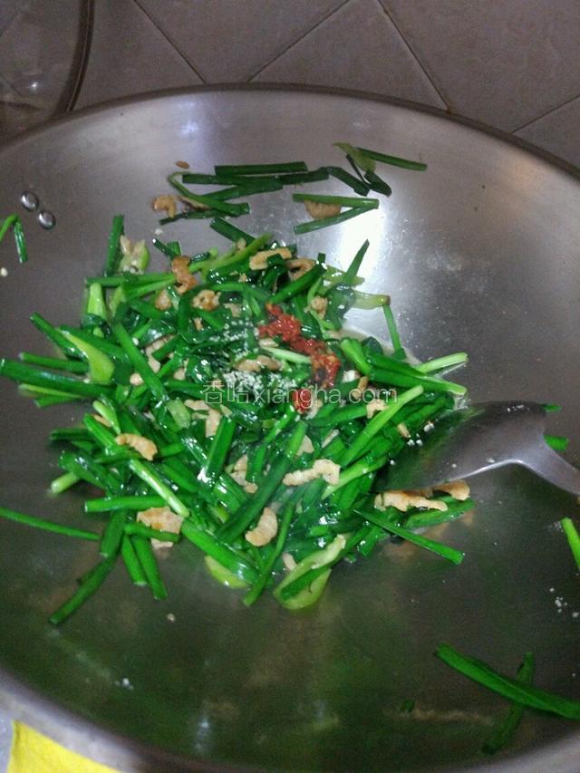 放适量盐，鸡精，辣椒酱继续翻炒片刻！