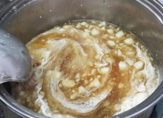分多次慢慢加入马蹄粉面糊，每加一次就搅拌均匀之后再加下一次
