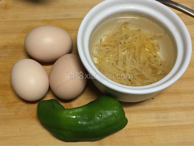 准备好食材，红椒没有拍照，银鱼干提前两小时泡水里