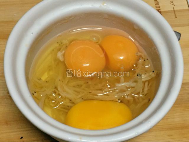 银鱼干沥干水分，打入鸡蛋