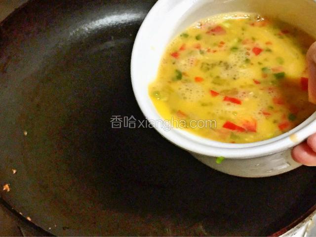 锅里烧油，三个鸡蛋液的油量差不多15ml左右，倒入蛋液，迅速晃动锅把手，让蛋液均匀的铺开。