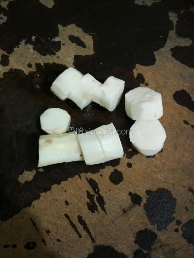 山药去皮切小块，去皮要带手套，不然手会痒哦