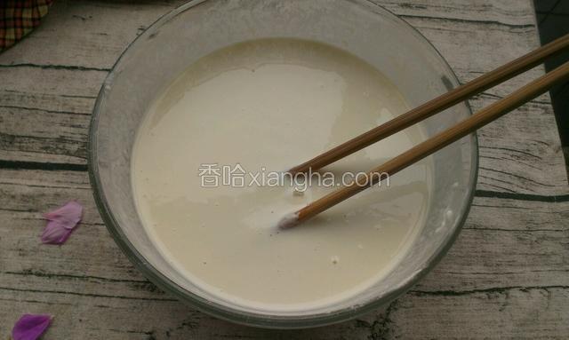２００克面粉加２００克左右的水调和成面糊