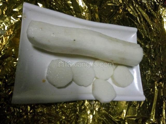 把洗净的山药切5厘米厚圆片备用。