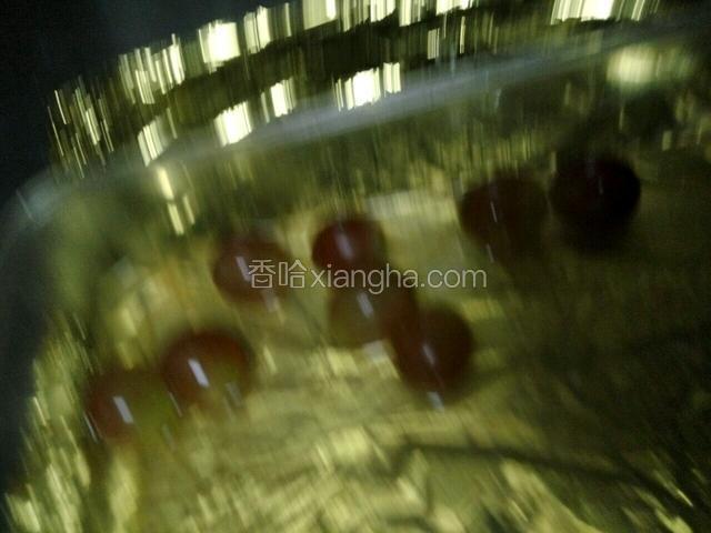 把准备好的提子在开水中烫一下，捞出去皮待用。