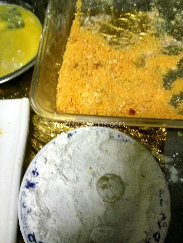 把去皮的提子滚上淀粉，沾上蛋液。