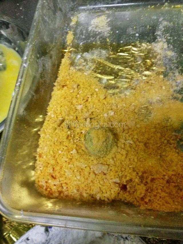 再滚一层面包糠，依次滚完待用。
