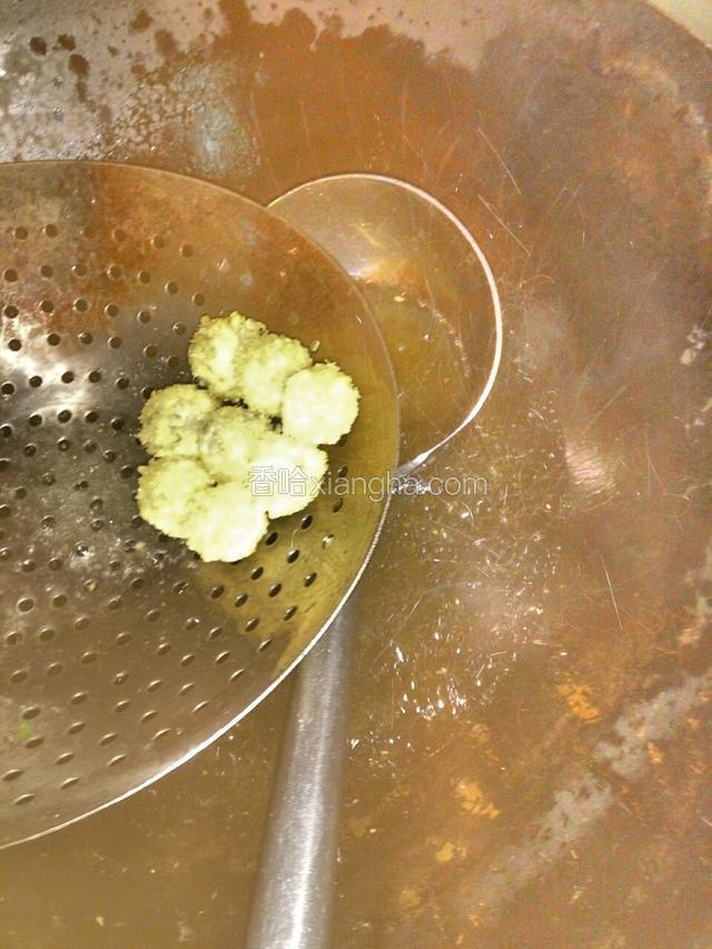 把滚好面包糠的提子放在七，八成油锅中炸至金黄色。