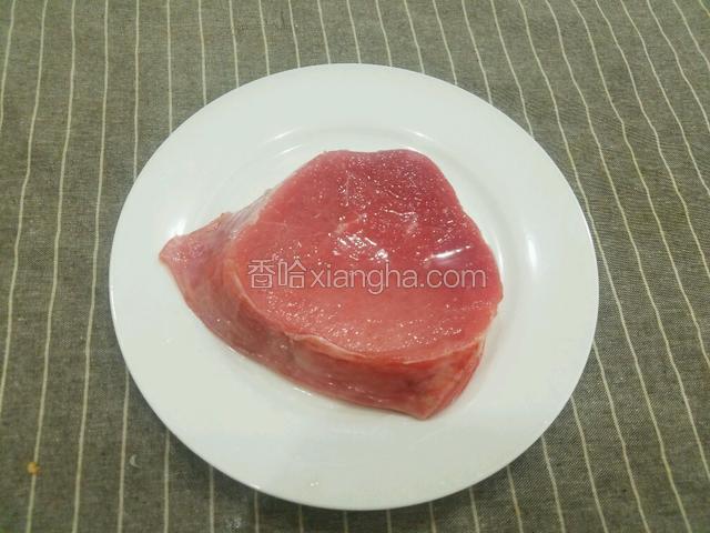 将牛肉洗干净备用。