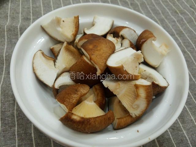 香菇切成扇形。