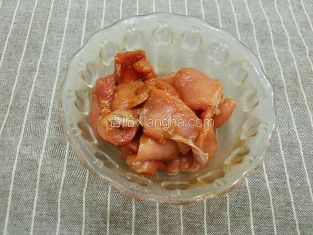 将牛肉切成片放入生抽,蚝油,料酒,黑胡椒粉用手抓匀，腌制二十分钟。
