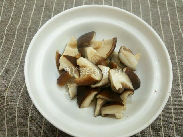 煮好的香菇捞出来备用。