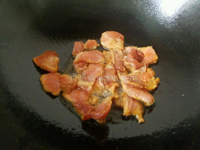 将锅烧热，锅中放油，放入牛肉在锅中迅速划熟。