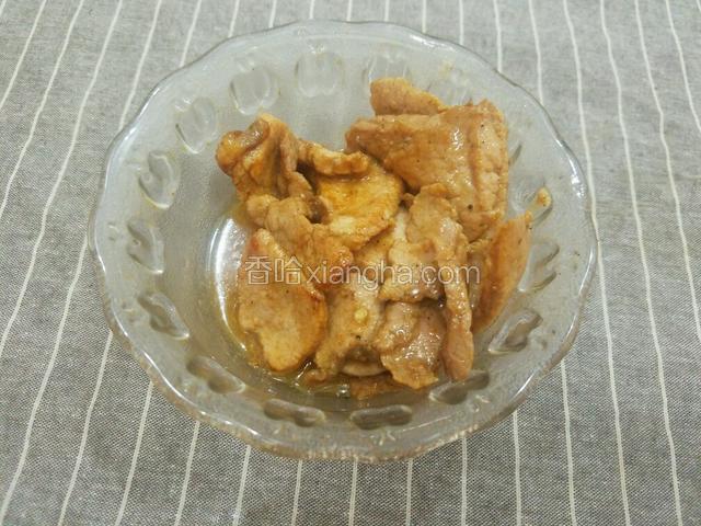 划好的牛肉盛出来备用。