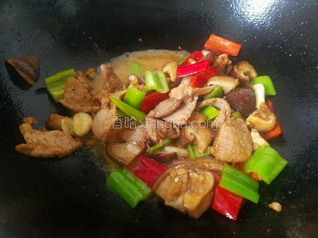 出锅前用淀粉勾芡，放入鸡精提味就可以。