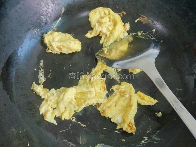 鸡蛋打入碗里加适量水和盐，搅拌均匀。下锅炒到9分熟盛起。