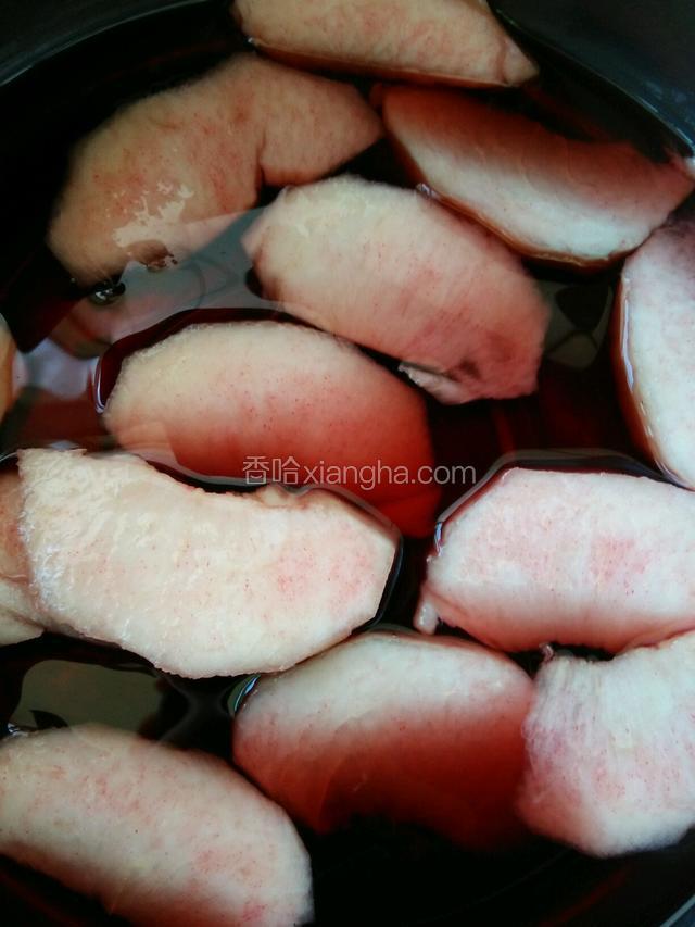 放入桃子开小火煮