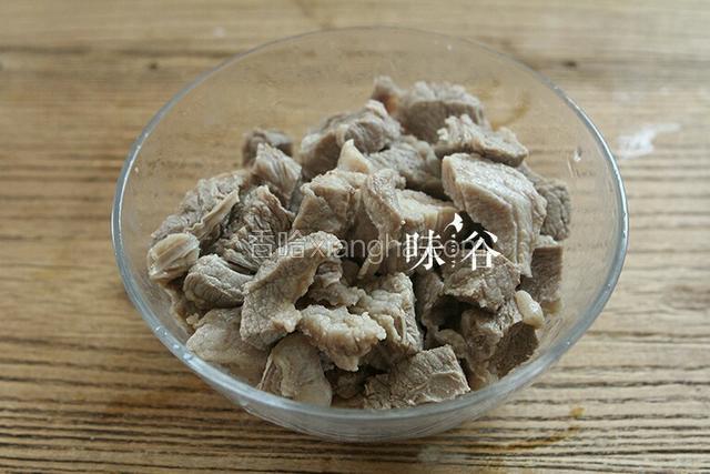 将牛肉连姜片煮开水，去血水待用。