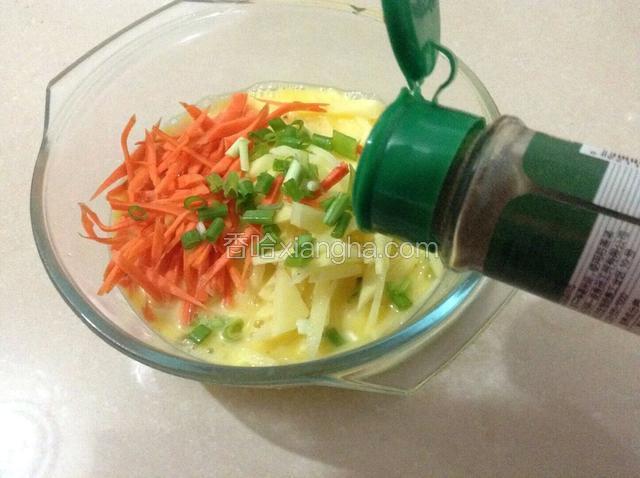 加少许盐和胡椒粉搅匀。