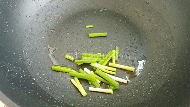 另起锅放适量油烧至五成热，下入葱花爆香。