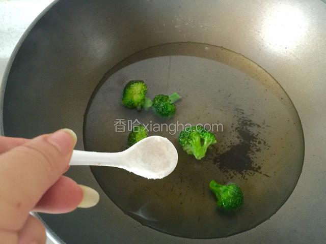 锅里加少量水，待煮沸后放入西兰花焯水，加入少量盐；
