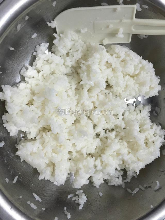 米饭凉凉了添加适量的寿司醋拌匀