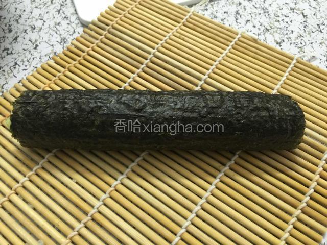 这样一条寿司卷就做好了