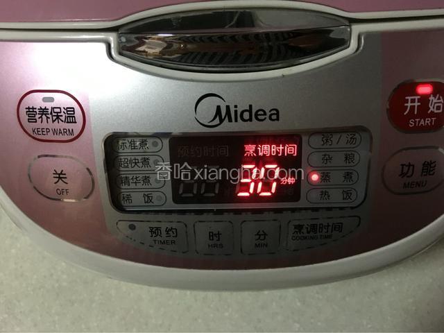 盖上盖子，煮开后再设定30分钟就可以了，中途鸭掌要搅拌几次，以上色均匀。