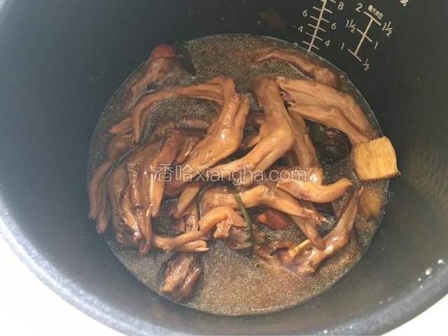 卤好的鸭掌。