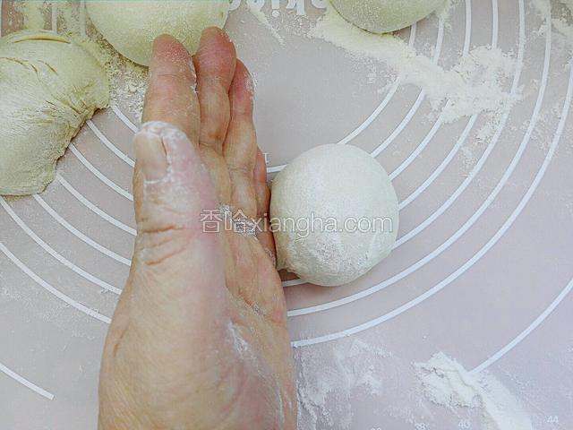 饧发好面分出数个小面挤揉园，面炙用手掌切下